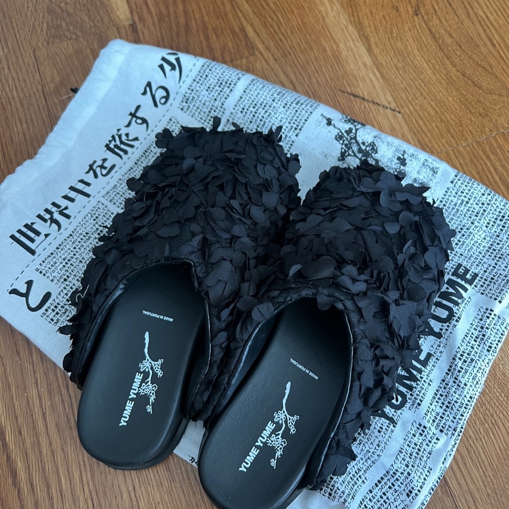 Yume Yume Black Textured Slides